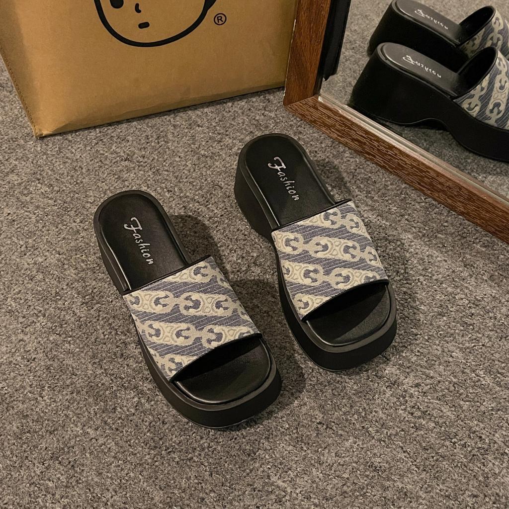 Суперогненные крутые шлепанцы на толстой подошве, увеличивающие рост, женские летние, с чувством продвинутости, новая модель 2025 года, для ношения с юбкой, для выхода в свет, пляжные шлепанцы