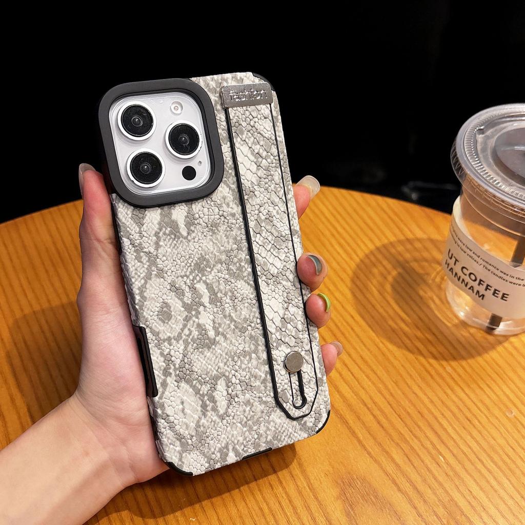 Built in Magnetic Snake Skin Pattern for IPhone 16 ProMax Phone Case for Apple 15 Wristband Holder Case