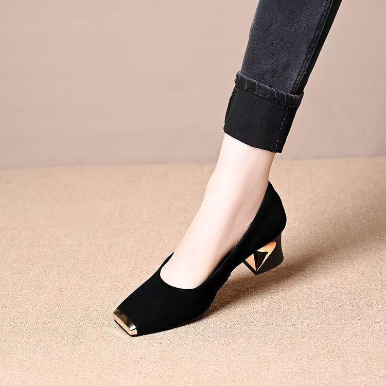 High Heels Women's 2025 Summer New French Retro Metal Head Shallow Mouth Temperament Commuting Medium Thick Heel Square Head Single Shoes