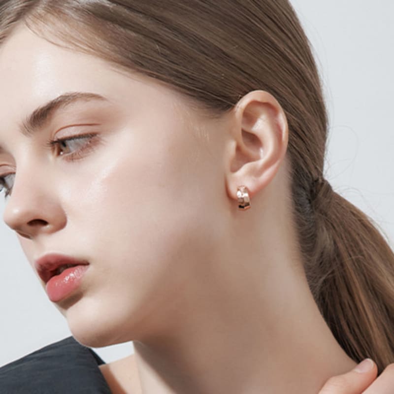 GEIGER Jewelry Серьги-гвоздики с треугольным камнем 14K GF GIGFEE003