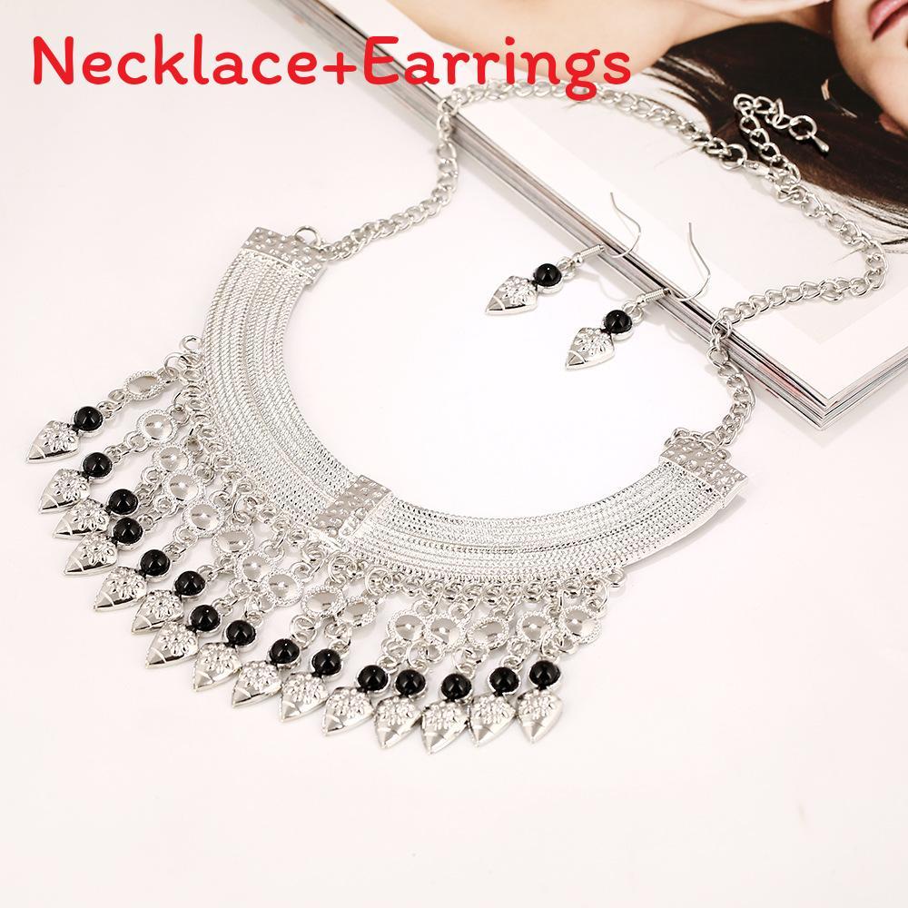 Модный комплект колье-кисточки и серег-капелек со слоистой цепочкой и деталями из драгоценных камней