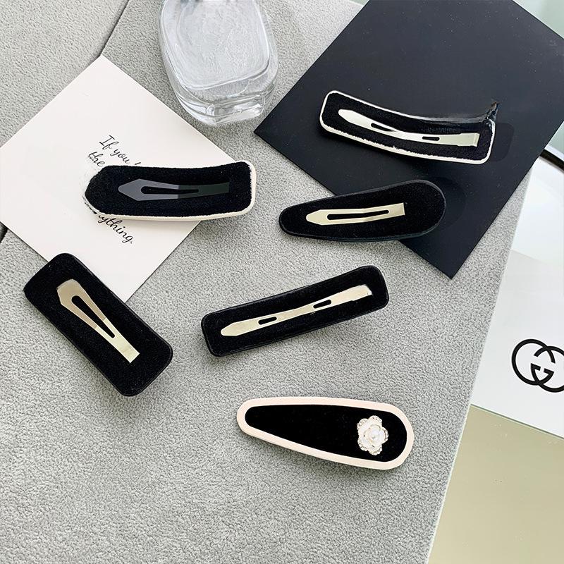 Elegant Black & White Camellia Hairpin - Classic French Style, Luxurious Bangs Clip, All-Match Hair Accessory for Women.