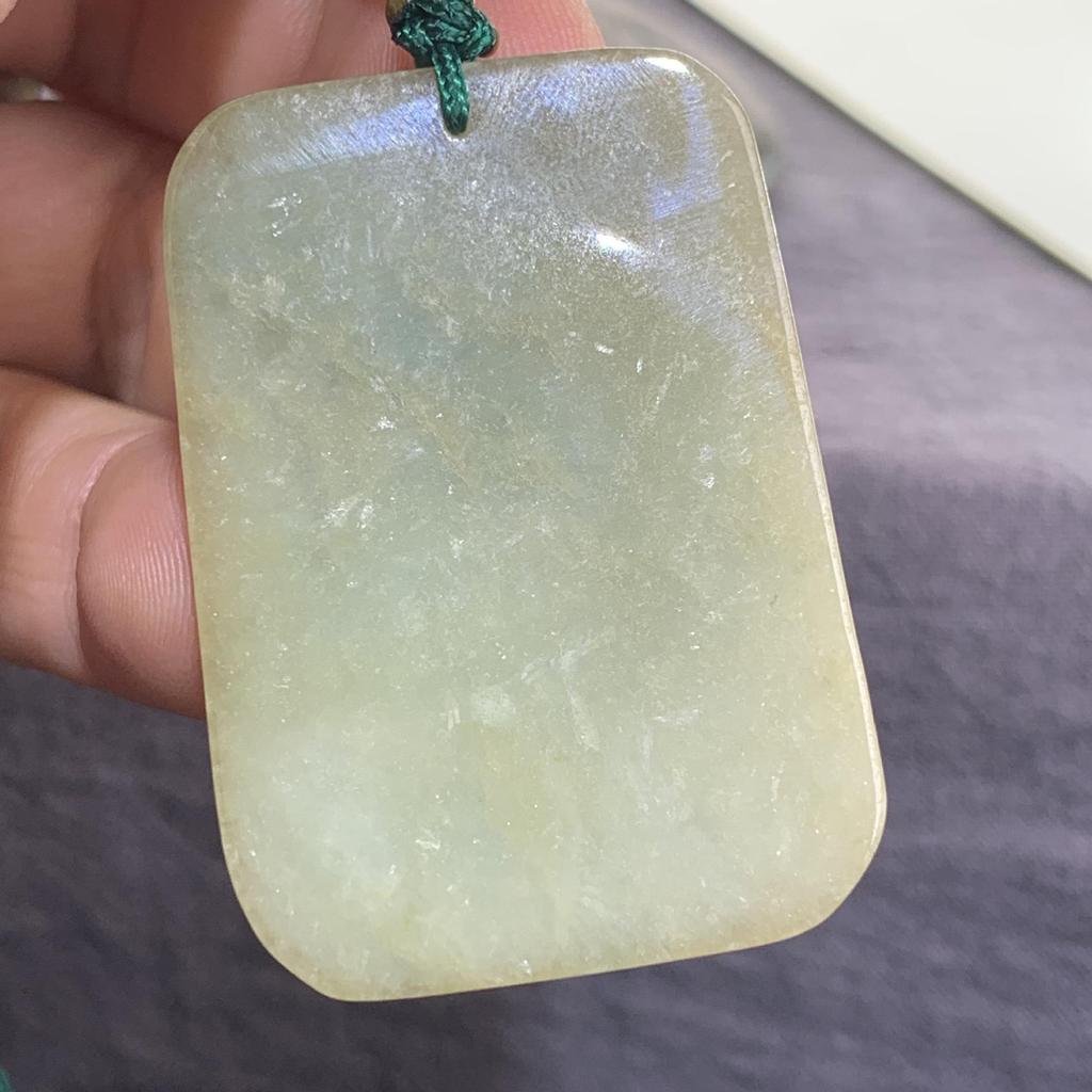 Подвеска из натурального бирманского жадеита класса А с фигурками лисы, тигра, цилиня и бодхисаттвы