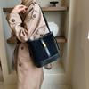 Сумка-ведро в стиле ретро в Гонконге 2024 года, летняя новая мода, простая легкая роскошная сумка для отдыха, нишевый дизайн, сумка-мессенджер через плечо