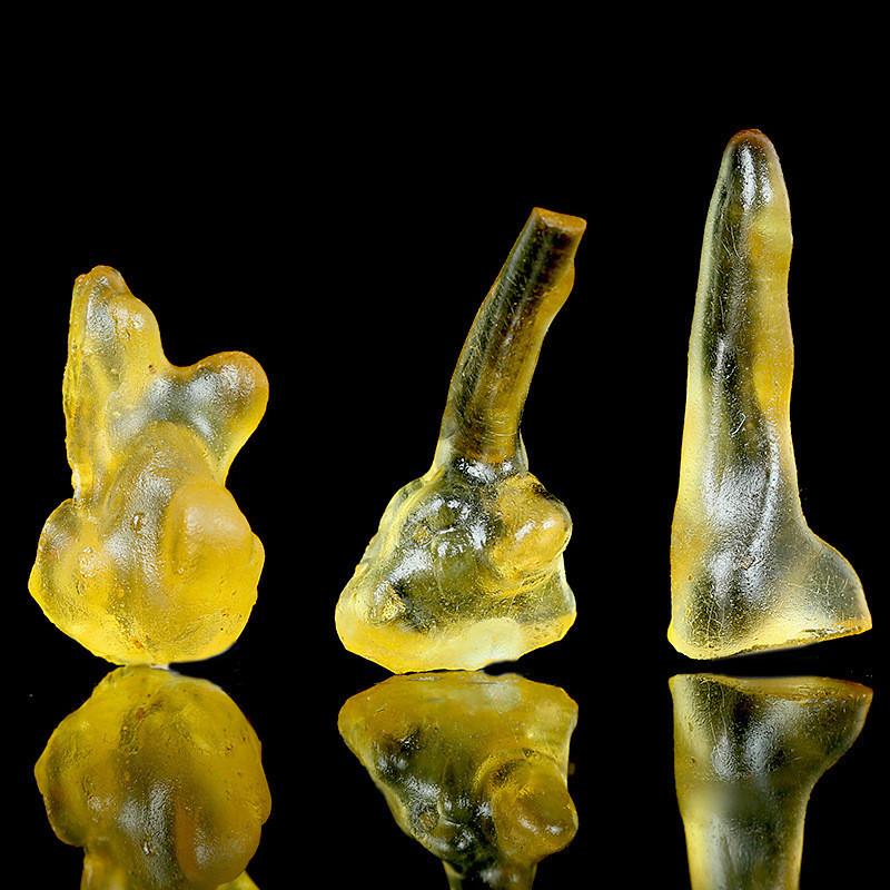 Натуральный минеральный кристалл янтаря с насекомым для коллекции уникальных геологических образцов**