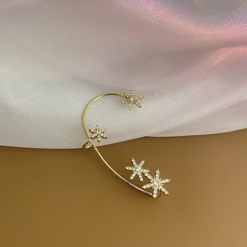 Клипсы для ушей в виде снежинок без проколов ушей Высококачественное чувство индивидуальности и модный темперамент Нишевый дизайн ушных крючков