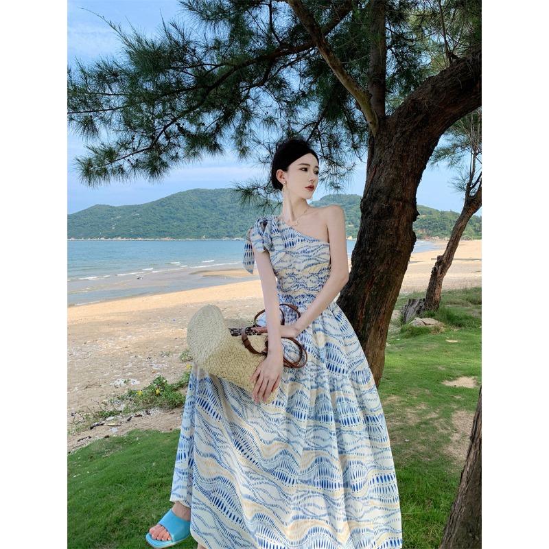 Летние женские длинные платья без рукавов с висячим вырезом и без бретелек на берегу моря