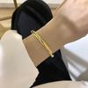 Элегантный Браслет из Титановой Стали с Покрытием 18K Золотом для Женщин - Простой, Модный, Гладкая Поверхность, Европейско-Американский Стиль.