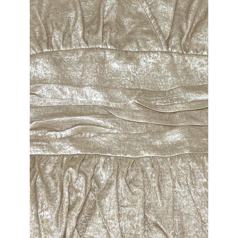 Женское летнее платье металлик однотонного цвета с V-образным вырезом и оборками на рукавах