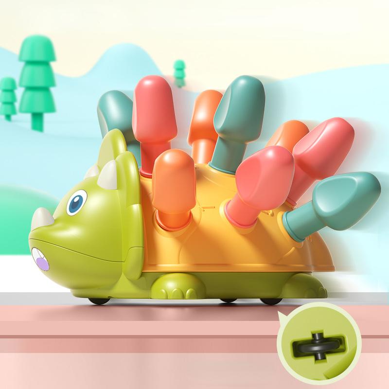 Детское раннее образование, развивающие мышление, развивающие концентрацию внимания, дети тянут маленького ежика-редиску и вставляют строительные блоки