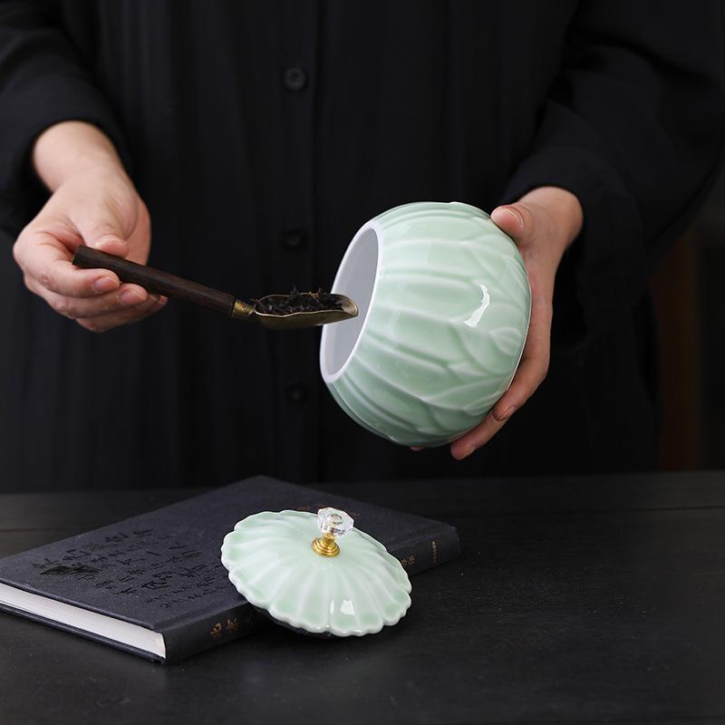 Керамическая банка для чая цвета селадон: Большой контейнер вместимостью полфунта для хранения зеленого или черного чая - Фарфоровая герметичная банка с печатным дизайном.