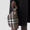 Burberry Сумка-кроссбоди на грудь из экологичного холста с темной клеткой Мужские сумки Темно-орехово-коричневый 80365591