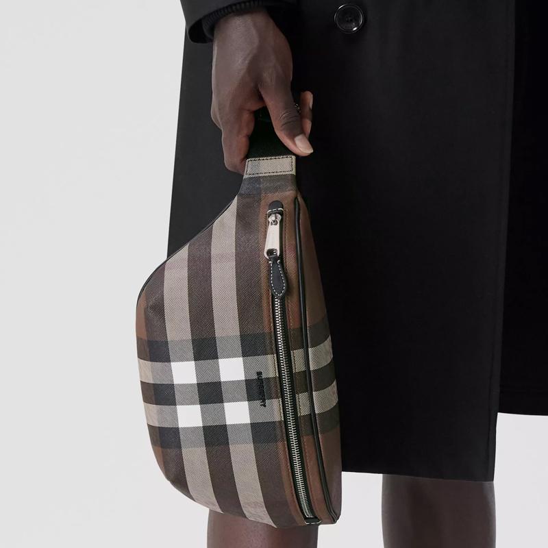 Burberry Сумка-кроссбоди на грудь из экологичного холста с темной клеткой Мужские сумки Темно-орехово-коричневый 80365591