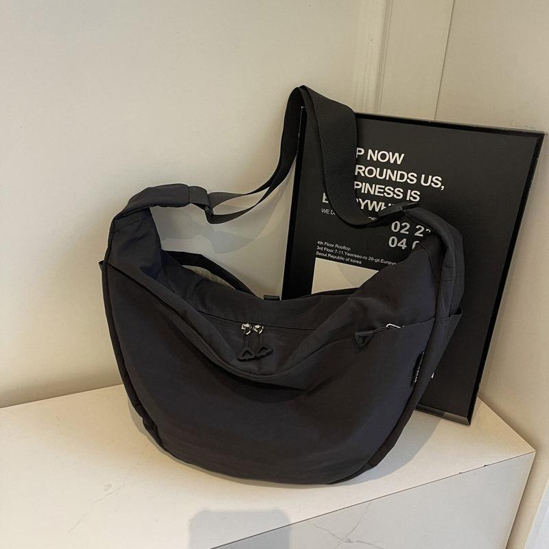 Сумка кроссбоди 2025 весна новая простая и модная персонализированная женская сумка для поездок на работу нишевого дизайна однотонная плечевая сумка-пельмень