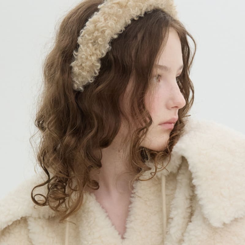 Коричневая шляпа с пушистым помпоном