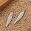 Винтажный дизайн, серьги-подвески с гравировкой пера из металла серебристого цвета для женщин, ювелирные изделия