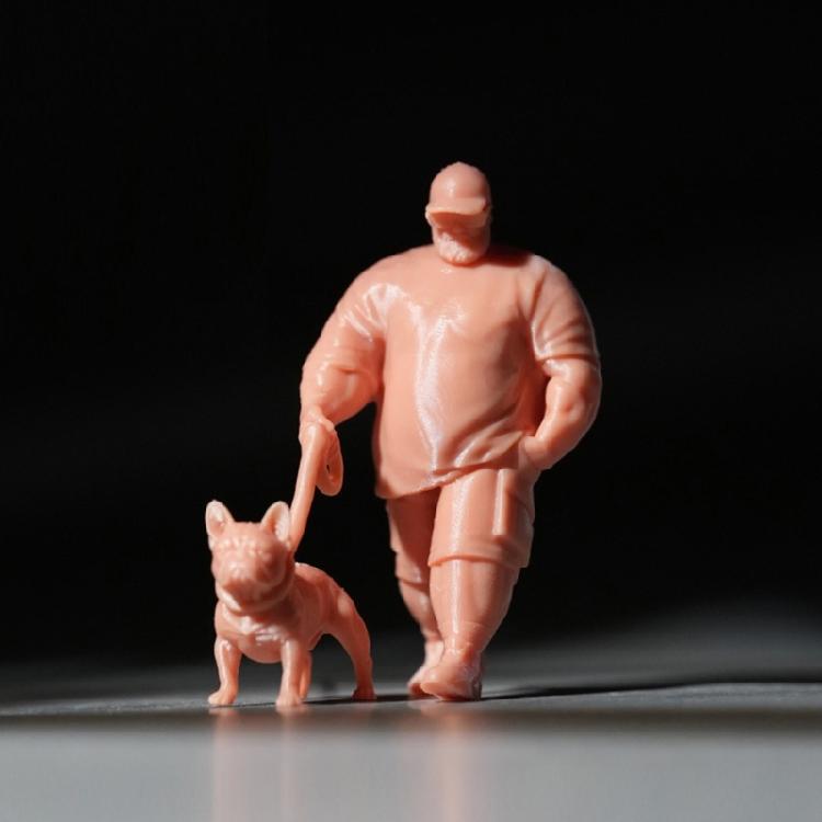 Смоляная модель в масштабе 1:64, изображающая мужчину, гуляющего со своей собакой. Миниатюрная фигурка для поделок и коллекционных витрин.