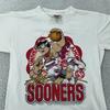 Винтажная Мультяшная Футболка Oklahoma Sooners Маленькая Белая 1991 NCAA Баскетбол 90-х