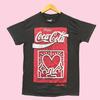 Наслаждайтесь футболкой Coca-Cola x Keith Haring Pop Art Heart, размер M