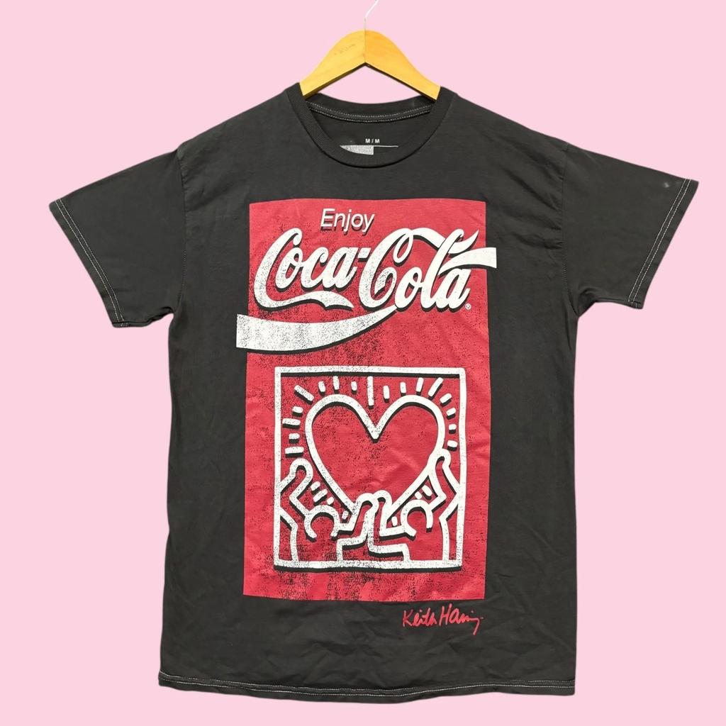 Наслаждайтесь футболкой Coca-Cola x Keith Haring Pop Art Heart, размер M