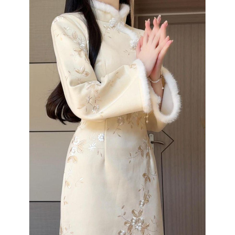 Зима 2025 г. Новое вышитое ципао цвета зеленого матча с бархатной подкладкой и меховым воротником — женское платье в китайском стиле