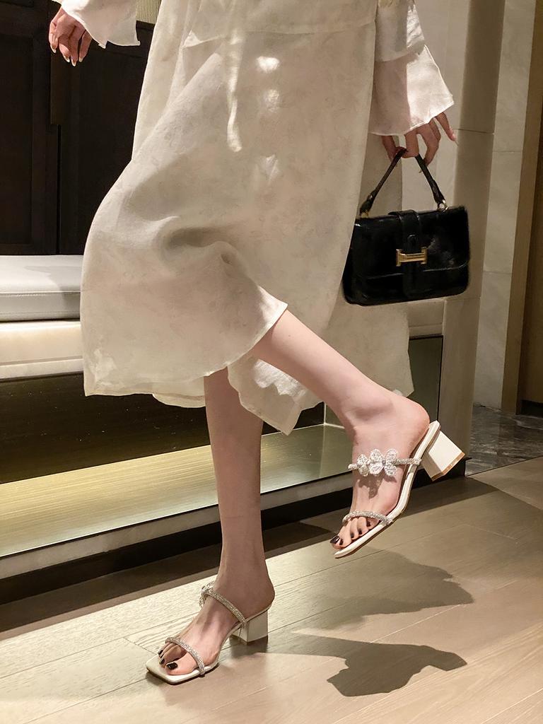 Мода Модные женские тапочки Мюли Туфли Толстые каблуки средней высоты Дизайн со стразами Летние уличные Мюли Туфли Слипоны Сексуальные серебристо-белые туфли-лодочки