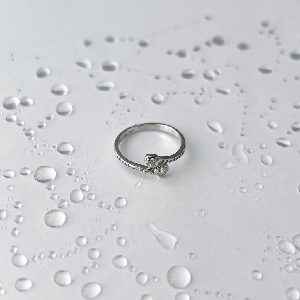 Серебряное кольцо с фианитами, вес изделия 1,54 гр (2143833)
