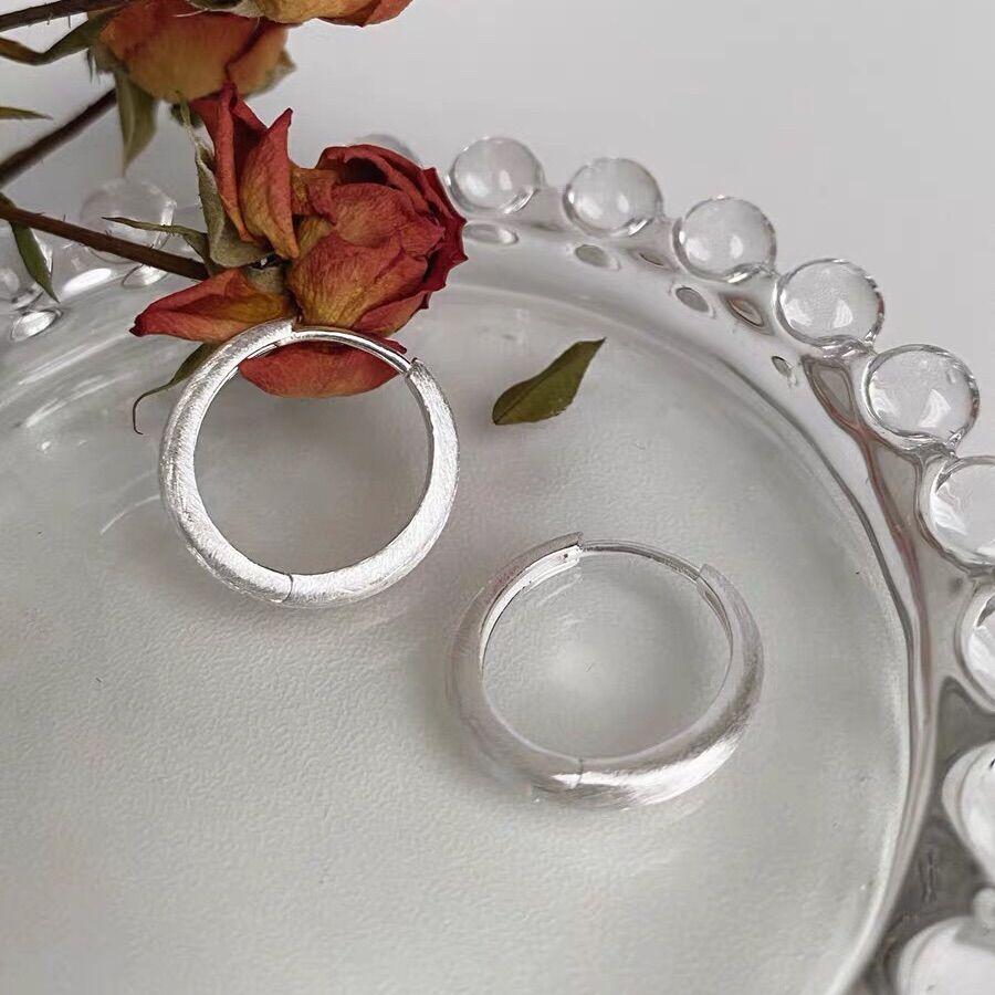 S925 Pure Silver Brushed Sparkling Sand Ear Buckle for Girls, Minimalist Style, Shiny Silver Frosted Large Circle Earrings, Versatile Texture Ear Ring