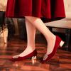 Туфли на низком каблуке с острым носком из красной замши на высоком каблуке. Туфли для банкета. Туфли для банкета. Съемные туфли для двоих.