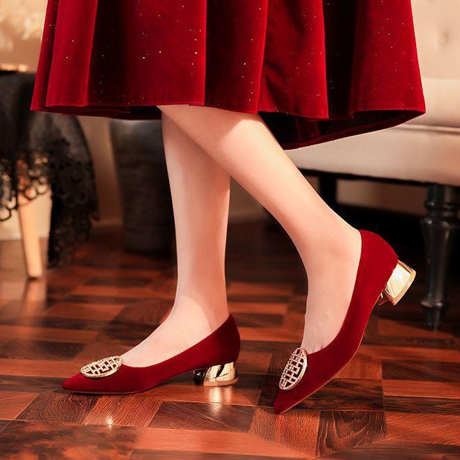 Туфли на низком каблуке с острым носком из красной замши на высоком каблуке. Туфли для банкета. Туфли для банкета. Съемные туфли для двоих.