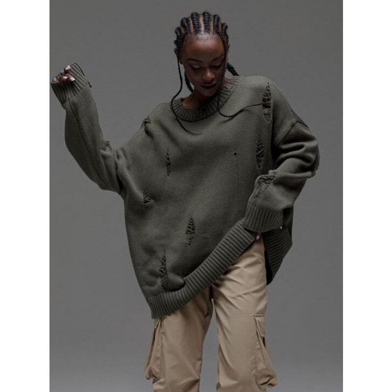 Женский рваный свитер с круглым вырезом