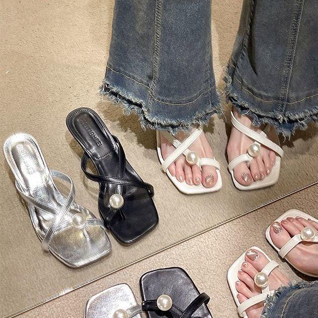Интернет знаменитости мода жемчужный носок с сандалиями женские 2025 лето новый квадратный носок тонкий каблук темперамент шлепанцы