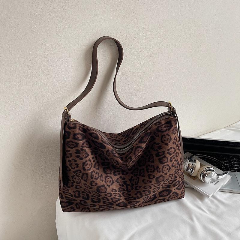 Замшевая сумка женская большой вместимости 2025 новая осенне-зимняя матовая ретро сумка-мессенджер повседневная сумка-тоут для поездок на работу