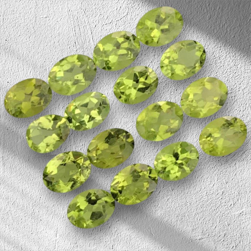 Удивительный натуральный драгоценный камень перидот овальной огранки, ограненный перидот, россыпью, ограненный перидот, драгоценный камень перидот для изготовления ювелирных изделий.