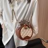 Популярны вышитая сумка под мышкой с ромбовидным узором, сумка кроссбоди на цепочке и маленькая круглая сумка для ношения в руке.