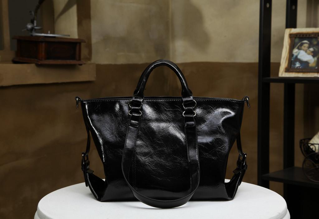 Womens Handbag With Soft Handle And Multiple Compartments For Everyday Style