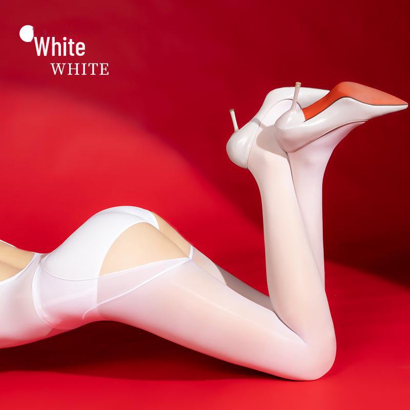 Изящный и соблазнительный блестящий комбинезон с открытой спиной и чулками