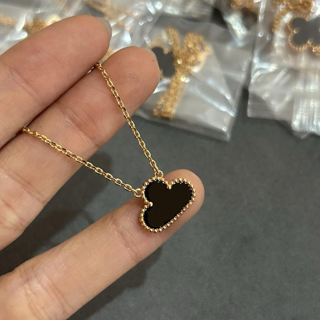 Ожерелье «Четырехлистный клевер» Van Cleef: Золотой кулон с дизайном в виде пяти цветков, с белым перламутром, красным агатом и бриллиантом для женщин.