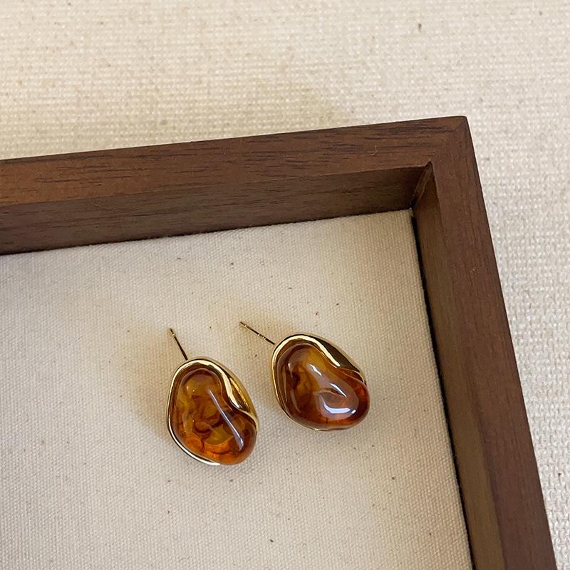 Изысканные серьги-пусеты из коричневой смолы Maelard для женщин: Высококлассные, модные и универсальные осенне-зимние аксессуары для ушей