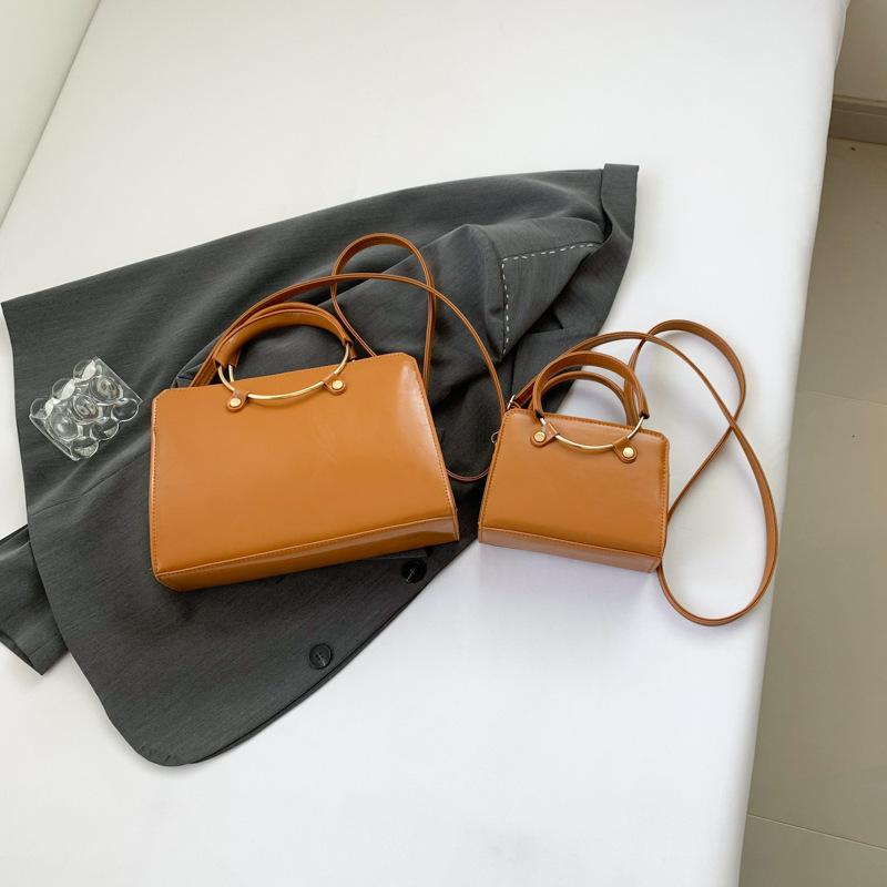 Женские сумки женские большой вместимости 2025 новые в иностранном стиле женские сумки простой тренд мода портативная плечевая маленькая квадратная сумка