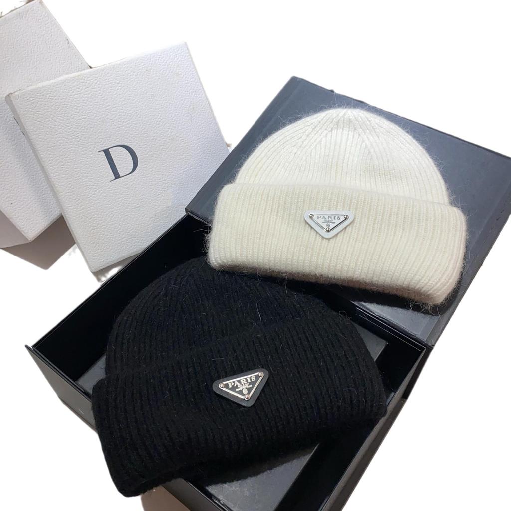 Зимняя шапка с защитой ушей французской вязки с мехом кролика - теплая, стильная, дизайн перевернутый треугольник, шерсть с двойным подгибом