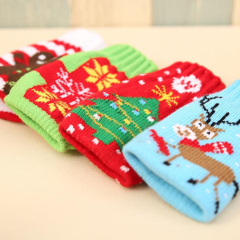 Стильный вязаный рождественский чехол для пивной бутылки с красивыми мотивами снежинок и оленей, идеально подходящий для праздничного настроения.