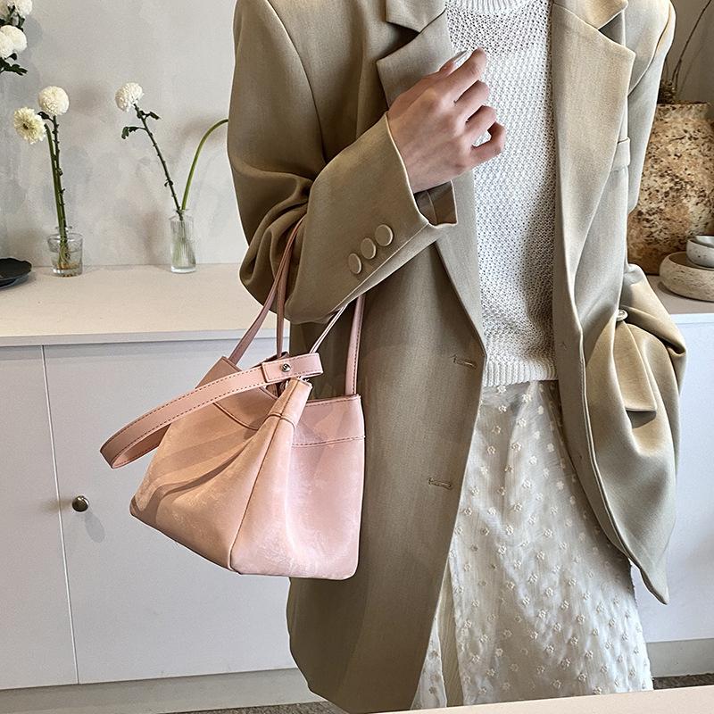 Large Capacity Fashion Texture Simple Shoulder Messenger Bag Women's 2025 Spring New Versatile Bucket Bag Tide