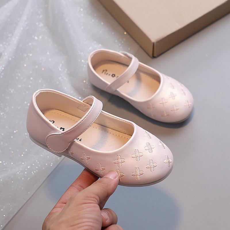 Девочки Мэри Джейн 2024 новые детские дышащие однотонные детские модные кожаные туфли с вышивкой принцесса мелкие мокасины туфли