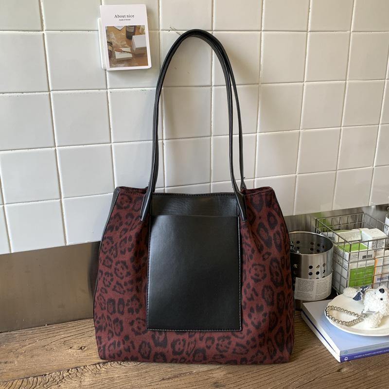 Сумка с леопардовым принтом женская большой вместимости 2025 новая осенне-зимняя повседневная плечевая сумка для покупок, популярная сумка-тоут для поездок в этом году
