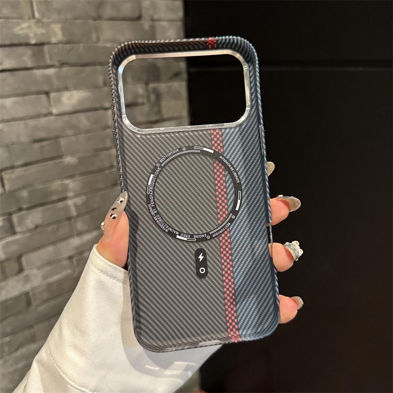 Чехол для iPhone 17 Pro Max с текстурой карбона и металлической магнитной крышкой для объектива