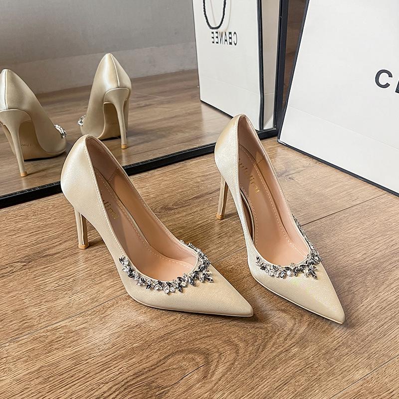 2025 Атласные туфли на шпильках: Элегантный заостренный носок со стразами, во французском стиле, подходит для весны и осени