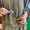 25 A/W Ретро Легкая Роскошь Ракушка Цветок Плетеная Веревка Длинное Ожерелье: Нишевая высококачественная цепочка-свитер для женщин