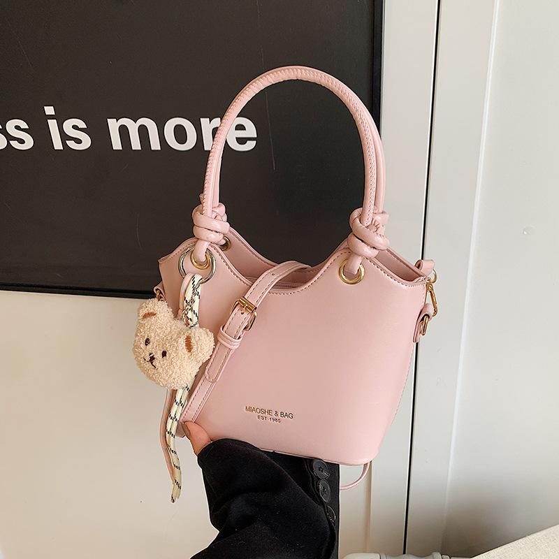 Super fire small bag women's spring and summer versatile 2025 new fashion shoulder messenger bag simple women's portable bucket bag