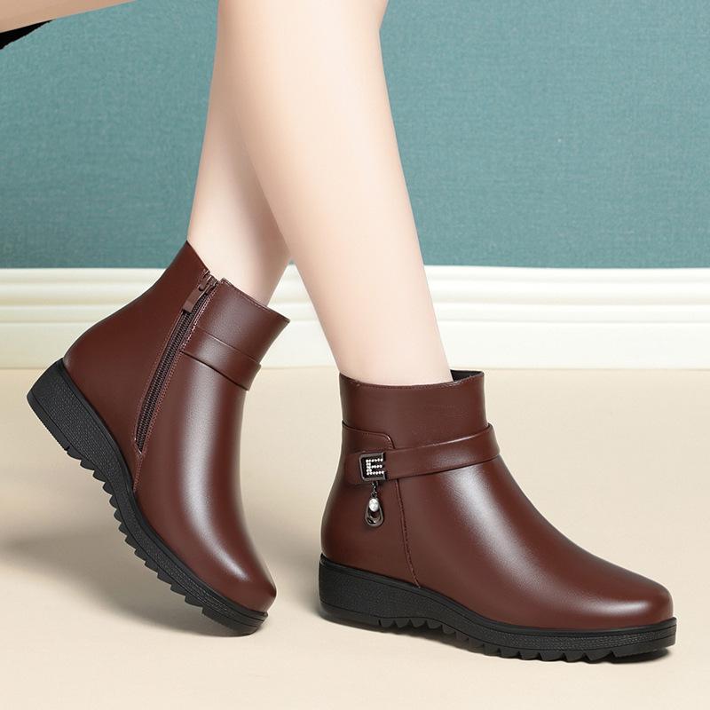 Mom Short Boots Autumn and Winter Shoes New Soft Leather Cotton Shoes Flat-soled Warm Boots Women's Velvet Leather Shoes    and Elderly Women's Shoes